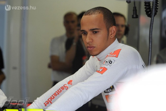F1: Hamilton nyakig hóban edz