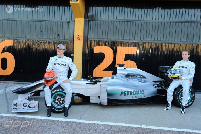 F1: A Mercedes is fű alatt jön