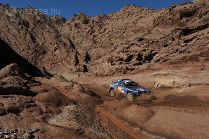 Csak a csodában bízhatnak az üldözők a Dakaron 8