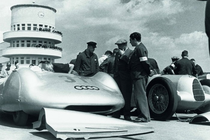 Az Avus versenypályán maga mögé utasította a Mercedest