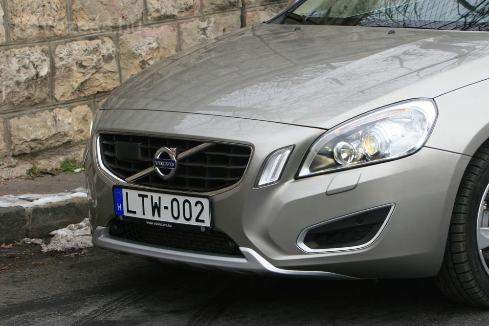 Szemből ez is S60