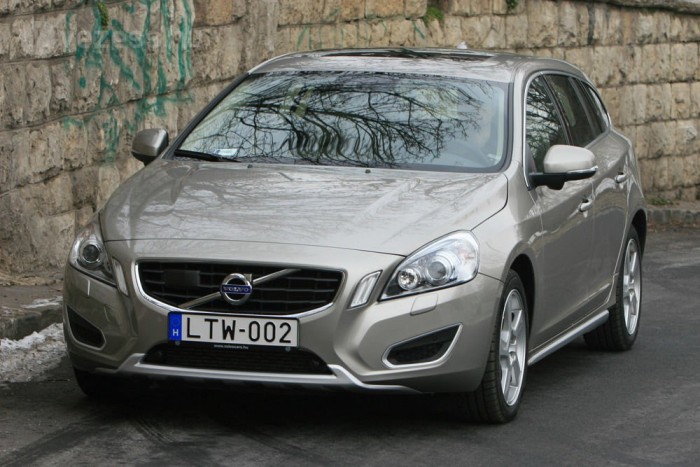 Az S60 előző generációjából nem volt kombi, 8,5 literes vegyes fogyasztást mértünk