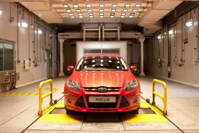 Szimulált pokolban született a Ford Focus 6 | Vezess Trópusi napfény teszi próbára a fényezést