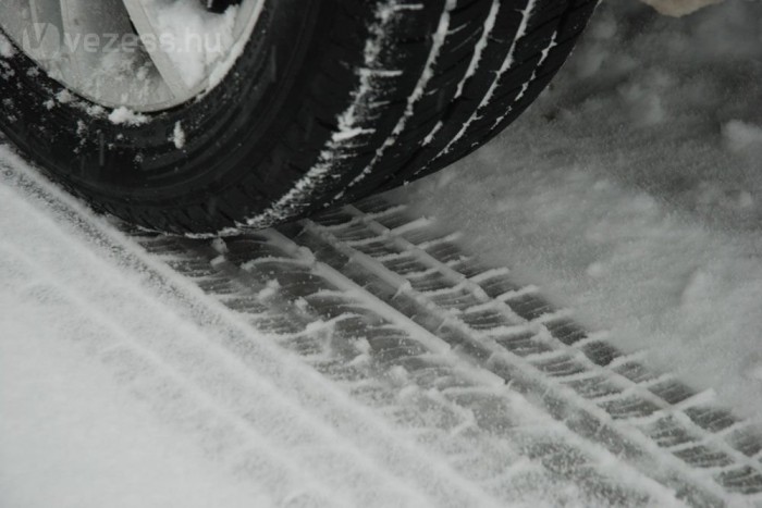 Nagyban megkönnyíti a helyzetet egy jó téli abroncs. Ha már az sem segít, jöhetnek az alternatív megoldások