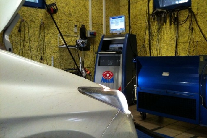 Megmértük a Prius teljesítményét. Majdnem. 8 | Vezess Az olajnívó-pálca helyére hőmérő kerül a méréskor