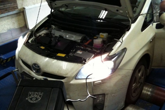 Megmértük a Prius teljesítményét. Majdnem. 26 Bár a fényszórók véletlenül égtek a méréskor, a pár tíz wattot felemésztő LED-es rendszer nem torzította az eredményt számottevően