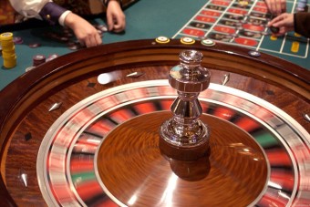 Parkolóőrnek állnak a krupiék