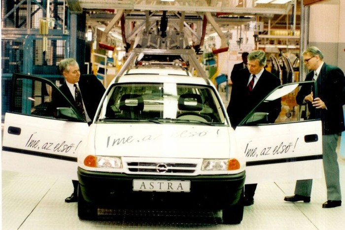 A magyar Opel születése 8 | Vezess Antall József akkori miniszterelnök vezette le az első autót a gyártósorról