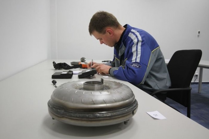 Légzsákkal és lendkerékkel szívatták a Ford szerelőit 6