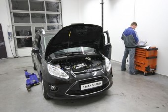 Légzsákkal és lendkerékkel szívatták a Ford szerelőit