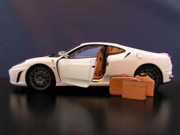 Ferrari márkájú aktatáska, bőrönd és öltönytartó jár a modellhez