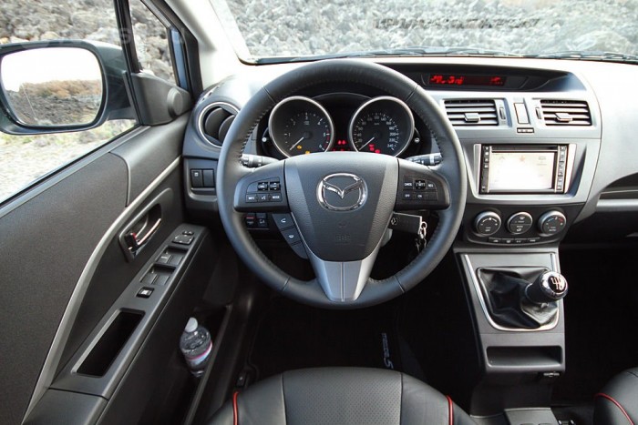 Családi batár létére sem rossz vezetni