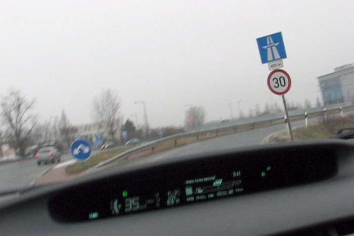 Idegborzoló 30-as tábla az M1 felhajtóján