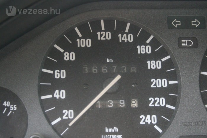Órapörgetés: átvernek a használt autóval 11 | Vezess Öreg autókban házilag sem nehéz kivenni a kilométerszámlálót. Onnantól oda tekerjük, ahová szeretnénk
