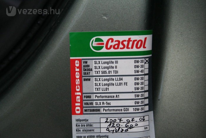 Órapörgetés: átvernek a használt autóval 12 | Vezess A falcokon vagy a motortérben felejtett olajcserecímkék segíthetnek leleplezni a visszatekert órát