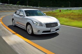 Luxusmodell kisautó fogyasztással