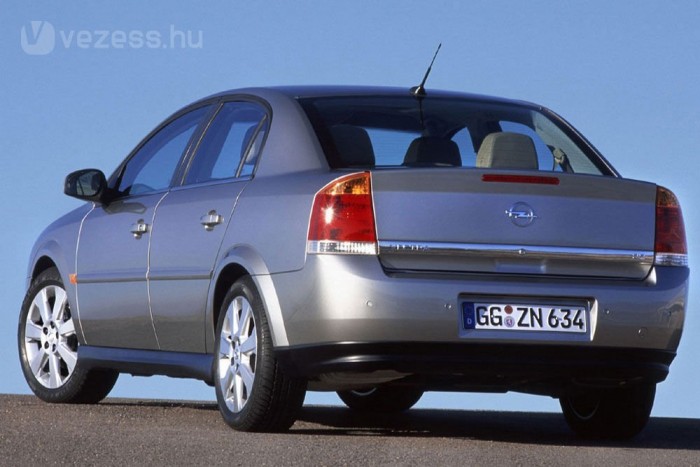 Autót a GM-től. De melyiket? 10 | Vezess A négyajtós Vectra csomagtere 500 liternyi poggyászt képes elnyelni