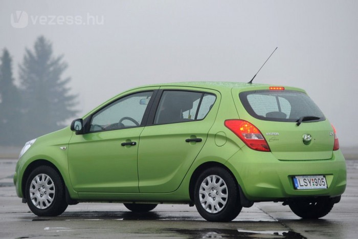 Lányteszt: Hyundai i20 1,25i Life AC 9 Hátul ülve az i20 nem egy baldachinos ágy, de a célnak éppen megfelel. A hely tágas, rövid időre két megtermett kosaras is elfért