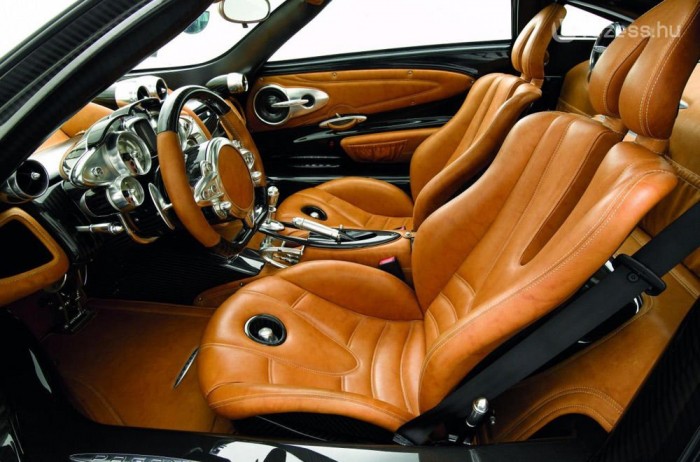 370-nel hasít az új Pagani 7