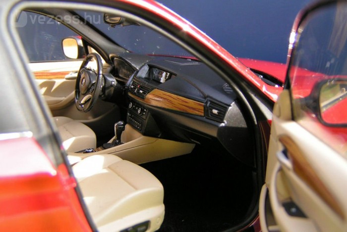 Örülök a fekete tetőkárpitnak és az első olyan fabetétnek, ami szép!