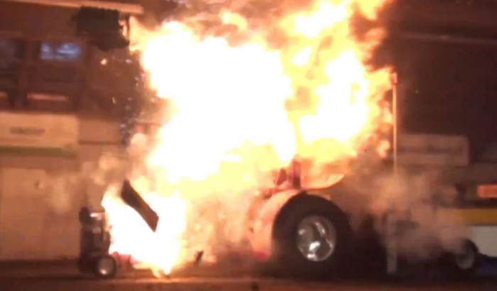 Filmbe illő motorrobbanás! – Videóval