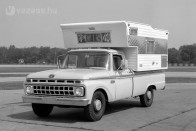 Az ovális embléma helyett évtizedekig Ford felirat szerepelt a pickupok orrán. A lakóautó az 1965-ös F-250-re épült