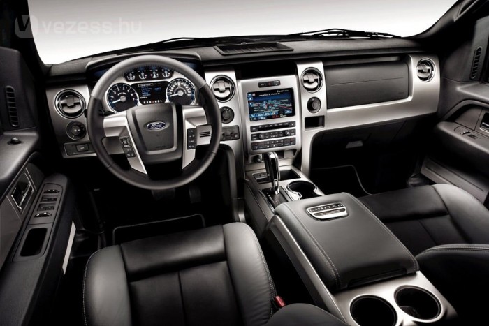 Az F a pickupkategória egyetlen autója, amelyben a V6-os motorokkal a kormányrásegítés elektromotoros. A többié hidraulikus