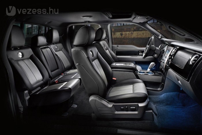 Ez a legtágasabb fülke, a SuperCrew. Van két rövidebb kabinos modell is, hosszabb platóval