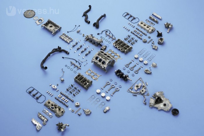 Európában is modernnek számítana az F duplaturbós motorja