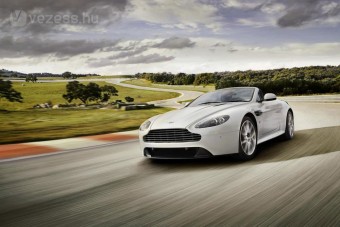 Váltóval gyorsít az Aston Martin
