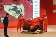 F1: Megérkezett az új Ferrari 27