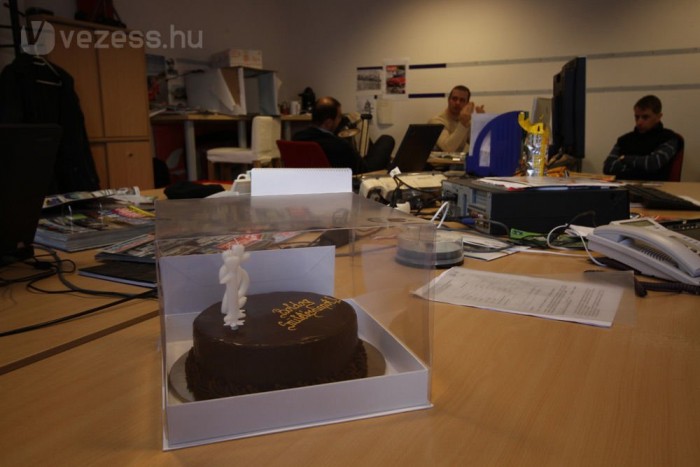 Ünnepel a Mercedes 7 | Vezess A háttérben gőzerővel faragják a legfrissebb autóMAGAZIN-t