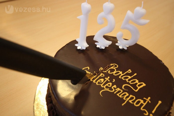 Ünnepel a Mercedes 6 | Vezess Reccsen a csokibevonat