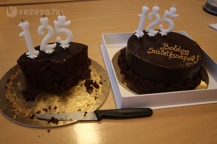 Ünnepel a Mercedes 8 | Vezess Balra az autóMAGAZIN sokat futott, használt tortája, jobbra a vezess-es - még - csillogó nullkilométerese