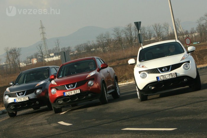 110 Le és 240 Nm a fehér dízelben, 190 LE és 240 Nm a bordó turbós benzinesben a szürke ezerhatos 117 lóerejével és 158 newtonméterével szemben