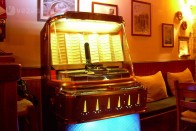 A juke a jukebox szóból lehet ismerős. Ez az a pénzbedobós zenegép, ami az amerikai filmekben, videóklipekben a táncraperdülős jelenetek eszköze. Ennek a masinának köszönhetően láthattuk, ahogy Vanessa Ferlito szexi táncot lejtett az aljas szándékkal a kocsmában tartózkodó Kurt Russelnek a Halálbiztosban, és maga Michael Jackson is egy jukebox-ba perdítette az érmét a Smooth Criminal klipjében.