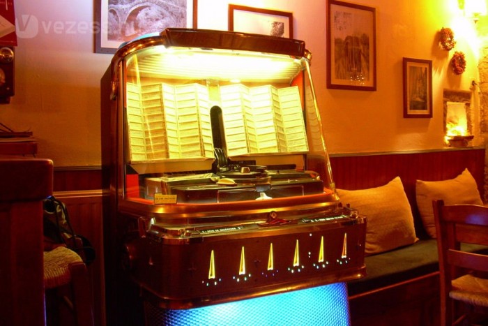 A juke a jukebox szóból lehet ismerős. Ez az a pénzbedobós zenegép, ami az amerikai filmekben, videóklipekben a táncraperdülős jelenetek eszköze. Ennek a masinának köszönhetően láthattuk, ahogy Vanessa Ferlito szexi táncot lejtett az aljas szándékkal a kocsmában tartózkodó Kurt Russelnek a Halálbiztosban, és maga Michael Jackson is egy jukebox-ba perdítette az érmét a Smooth Criminal klipjében.