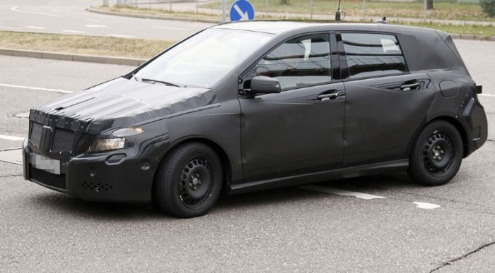 Felkerült a csillag a kecskeméti Mercedes gyárra 10 | Vezess Még erősen álcázzák a B-osztályt