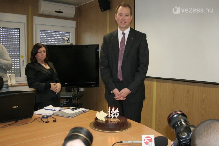 Felkerült a csillag a kecskeméti Mercedes gyárra 6 | Vezess Pontosan holnap lesz a 125 évfordulója az automobilnak