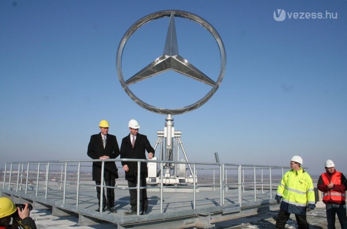 Felkerült a csillag a kecskeméti Mercedes gyárra 9 | Vezess 2400 kilót nyom a hatméteres csillag