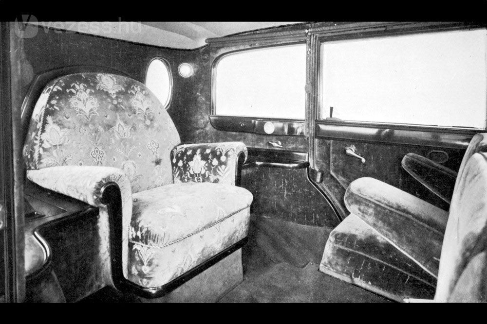 A kényelmes trónus azóta is alapfelszereltsége a pápamobiloknak