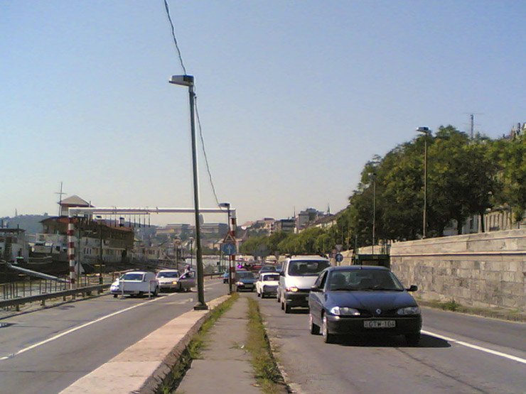 A budai rakparton hosszú a sor, az öt perces út most legalább fél óráig tart
