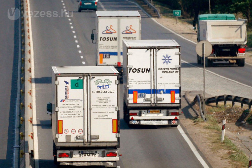 42254_327922_1000x700.jpg | Vezess A kormány a KRESZ módosításával 2011. január elsejétől előzési tilalmat vezet be a nehéz tehergépkocsikra. Az intézkedés célja a gyakran indokolatlan, a forgalmat több percig is feltartó előzésekkel okozott torlódások, balesetveszély megszüntetése.