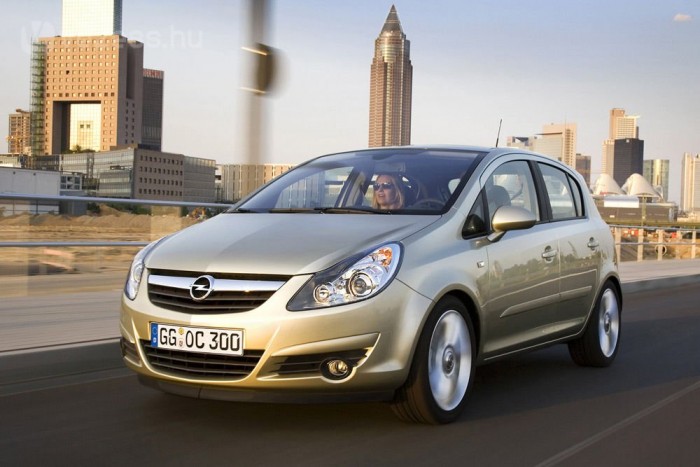 1/2 Opel Corsája van a jobbikos Balczó Zoltánnak. Elírás vagy ketten szerepelnek tulajként a forgalmiban vagy a felét még nem fizette ki a banknak? 