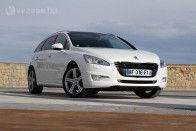 A Peugeot az elmúlt évek harsány formatervei után, most másfelé indult el. Az 508-as letisztult, sallangmentes, masszív kinézetű valami, tisztességes iparosmunkával a lemezek alatt