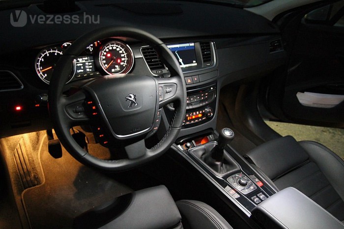 Éjszaka keveredik a LED-ek rideg, és az izzók meleg fénye