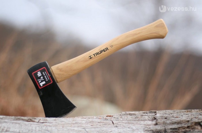 Baltával rendezte a parkolási vitát