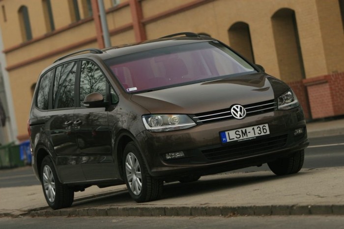 Jól mutat az öthálószobás családi ház felhajtóján