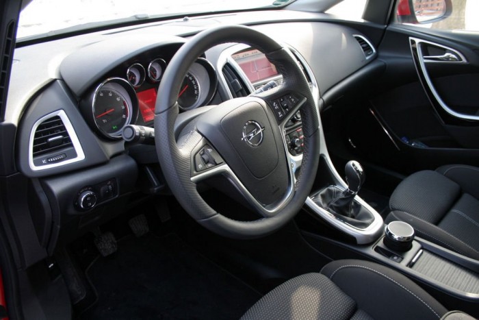 Astra kombi – A jóképű mindenes 9 | Vezess A belső teljesen megegyezik.