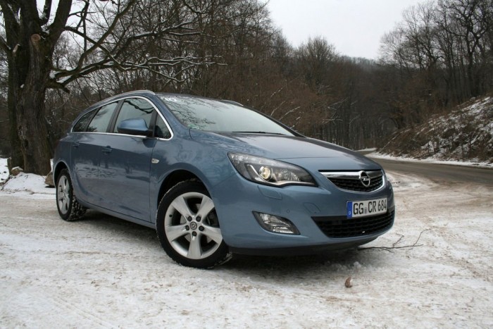 Astra kombi – A jóképű mindenes 10 | Vezess Szinte nem is látszik, hogy elegáns melóssal van dolgunk.